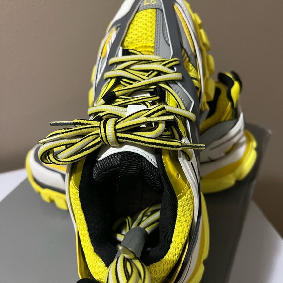 Cute and sporty worn once size 37 does not have box only bag and extra laces - Picture 7 of 7